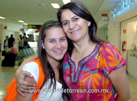 23072009 María Ángel Martín llegó de la Ciudad de México y fue recibida por su mamá, Lourdes Castil.