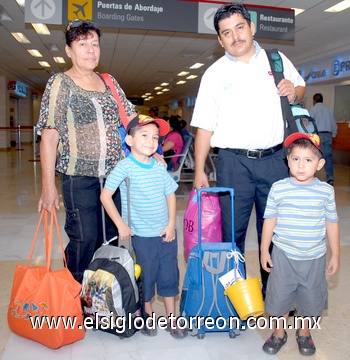 22072009 Familia Limón Rodríguez de vacaciones a las hermosas playas de Cancún.