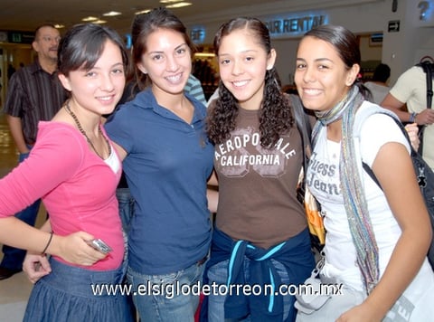 22072009 Ale Acosta, Ale Arredondo, Ximena Jáuregui y Daniela Elósegui, salieron rumbo a Cancún.