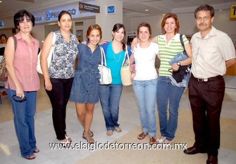 22072009 Natalia Hernández, Sonia García y Jeny Ganem, viajaron a Playa del Carmen, las despidieron sus padres: Guille Olivas y Martha Valdés, Laura Gurrola y Jorge Serna.