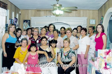 12072009 Antonieta Pasillas de Agüero junto a las asistentes a su fiesta de canastilla.