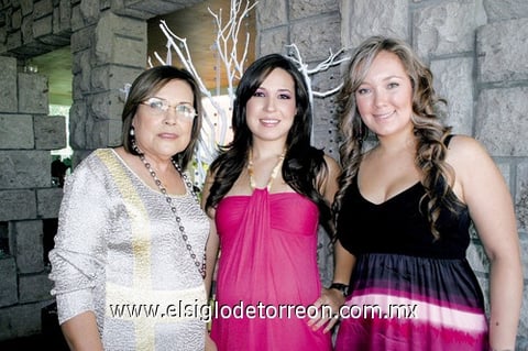 12072009 Perla Villarreal de Silva en compañía de las anfitrionas de su fiesta de canastilla: Margarita de Villarreal y Jaqueline de Villarreal.