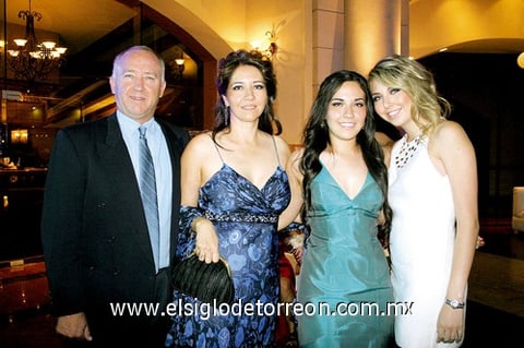 12072009 Roy Dingler, Susy Rivera de Dingler, Jenny y Estefy Dingler Rivera.
