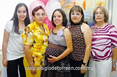 12072009 Vanessa Berumen de Gamero en compañía de las anfitrionas de su fiesta de canastilla: Nuny de Gamero, Anneke Berumen, Elizabeth Gorostiaga y Aimeé Berumen.