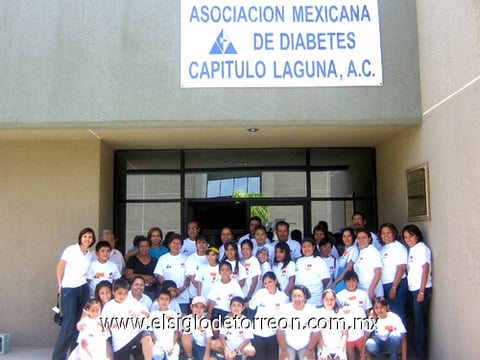 25072009 Niños participantes en el Día de Campamento junto a las organizadoras y a sus papás.