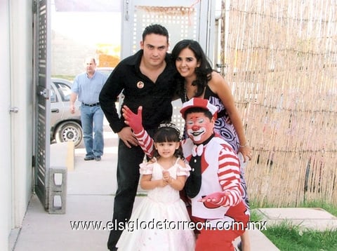 12072009 Danyel García y Martha Luna junto a su pequeña Alessandra García Luna en su fiesta de tres años de edad, con un payasito.