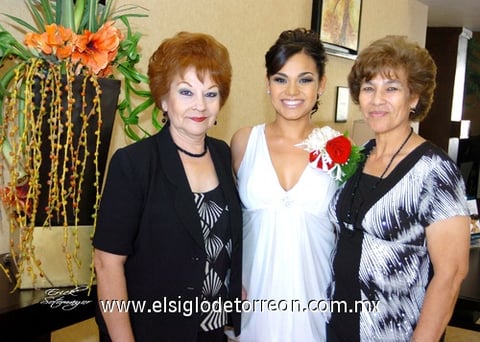 25072009 Cecy, en compañía de su mamá, Sra. Porfiria Díaz de Rodríguez y su futura suegra, Sra. Irma Vázquez de Ávila.