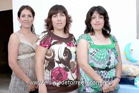 25072009 Cynthia Lorena Mejía Betancourt con las anfitrionas de su fiesta de canastilla: Claudia y Lorena Betancourt.