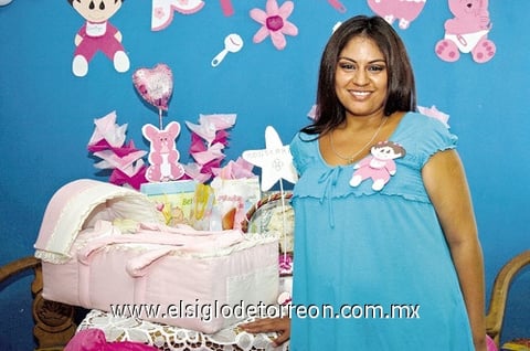 12072009 Mayra de León de Guerra espera la llegada de la cigüeña.