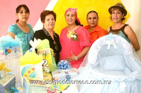 12072009 Acompañan a la futura mamá, Beatriz Gutiérrez, Emma García Franco, Romelia Vázquez López y Yanni Rodríguez.