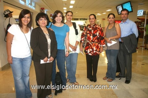 25072009 Cristy Méndez, Maricarmen Carrillo, Mirna Ruiz, Lupita Ávila, Adriana Zavala, Zaira Milán y Daniel Rodríguez se fueron con destino a Cuernavaca.