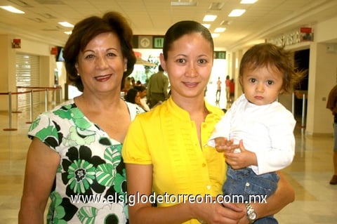 25072009 Silvia García, Karla López y Carlota González se fueron a disfrutar de las playas de Puerto Vallarta.