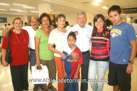 25072009 Hugo y Bertha Ramírez, Ilse y Jorge Cerna viajaron a Chiapas y fueron despedidos por Renato, Anabel, Leonel y Marina Cerna.