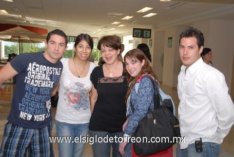 27072009 De España llegó Ana Susana, donde realizó estudios y le dió la bienvenida su familia.