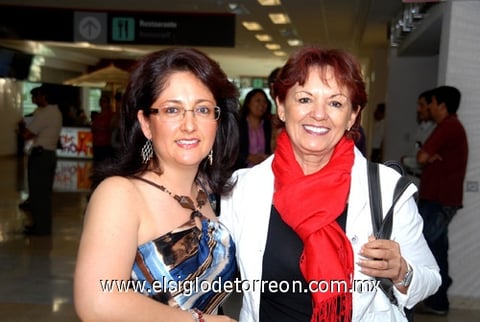 27072009 Adoración Rojo Gómez llegó de la Ciudad de México y fue recibida por su amiga Arlette Cárdenas.
