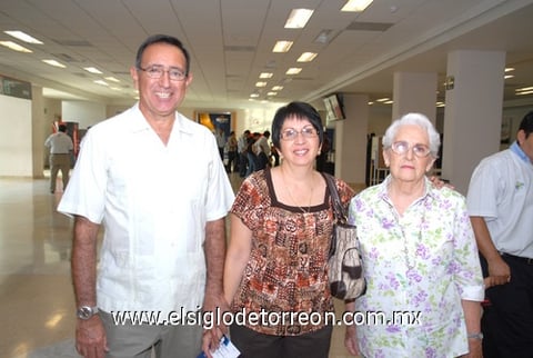 27072009 Vidal Sánches despidió a Lupita de Sánchez y Elvira Herrera, queienes se fueron a El Paso, Texas.