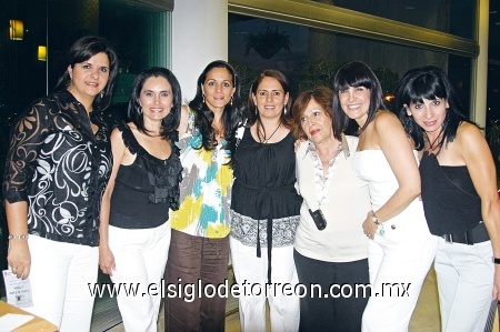 SE DIVIERTEN ENTRE AMIGAS Cristina,Mónica, Tensy, Elvira, Consuel, Maricarmen y Blanca, pasaron una amena tarde en reciente acontecimiento cultural.