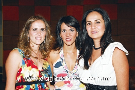 DESPIDEN A SU AMIGA Miriam Martínez de Batarse, LilianaMartínez de Cabranes y LucíaMartínez de Gómez, en la merienda de Ana Lucía Flores.