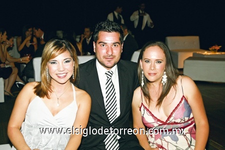 DE GALA Raquel Charles, Hermann Aguirre y Lucía Berlanga, asistieron a reciente recepción.