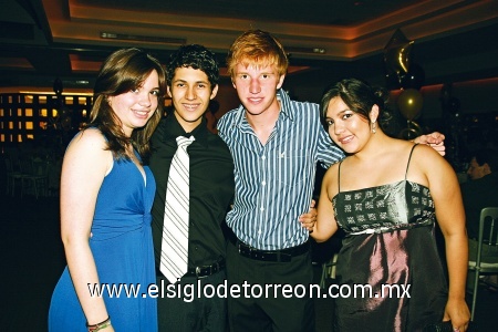 ACONTECIMIENTO Pamela, Roberto,Marco y Estefy, en su graduación del Colegio Americano.