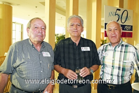 Sergio Sada, Carlos OscarAcosta yAlberto Ramírez, disfrutando del festejo.