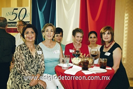 Juanita, Alicia, Olga, Tere, Estela y Nuria, acompañando a sus esposos durante los festejos por los 50 años de egresados del Instituto Francés de la Laguna.