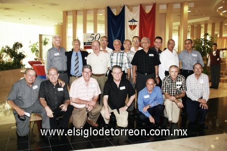 Grupo de ex-alumnos del Instituto Francés de la Laguna, Generación 59, celebrando con gran gozo al recordar sus tiempos como estudiantes.