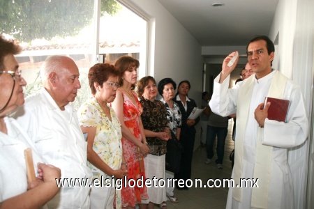 Momentos de la bendición, a la que acudieron los miembros del Patronato de Apoyo: GracielaMorán, Lupita Flores, Celia delRío,Hilda Zamora,Nancy Jalife yMery Jaik.