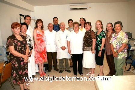 El Patronato de Apoyo que preside Palmira Viñas de Martín, acompañada por el Pbro. Rubén González quien impartió la bendición de las instalaciones; acudieron también los médicos Jesús Ávila Lara, Ismael Téllez Fernández y Dra.María Inés Vega Frías.