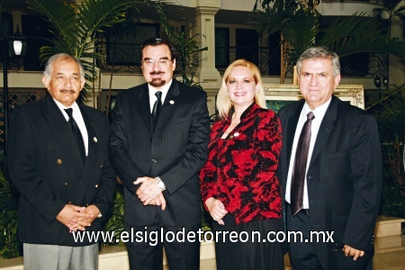 De gala. Fernando Ramírez López, Eduardo Iduñate Ramírez, Olivia Izaguirre Nanni y Gerardo Salcido Esparza.
