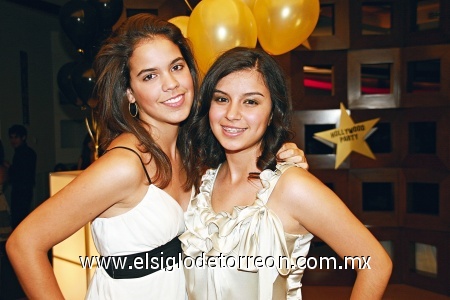 GRADUADAS Sofía Vera y Gaby Montaña, felices en su fiesta de fin de cursos.
