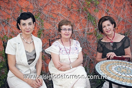 Distinguidas damas: Inés Collier, Blanca Inés de De Alba y Josie R. de Iriarte, presentes en la inauguración de las instalaciones de la Alianza Francesa.