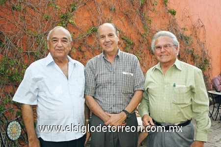 Nicolás Abusamra Cornejo, Alonso de Alba Bessonnier y Lorenza de Lira Cabral, asistentes a la celebración.