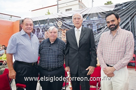 Christian Collier de laMalliere, Alan Colliere de laMalliere, Germán González y Antonio Méndez Vigatá, asistieron a la presentación de los artistas Eric Lahille y el lagunero José Valdés, además de ser testigos de la inauguración de las nuevas instalaciones de la Alianza Francesa.