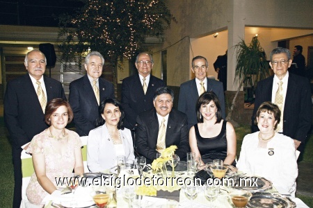 Arturo y Carmen de Silerio, Celso Reyes, RogelioManjarréz, Carlos y Yolanda de Trasfí, Ignacio y Lucero de Méndez, César y Elizabeth de Correa, durante el cambio de mesa directiva 2009-2010 del Club Rotario de Torreón.