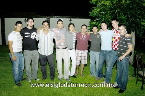 12072009 Alfredo Maldonado junto a un grupo de amigos asistentes a su fiesta de cumpleaños.