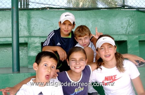 12072009 Todo es jugar. Santiago, Fer, Roberta, Emiliano y Mike.