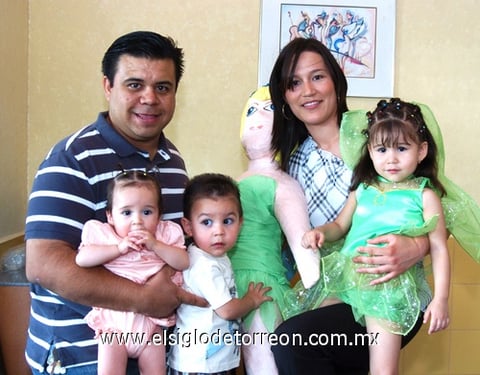 12072009 Linda Campanita. Sofy en la compañía de sus papás Ricardo López González y Tere Murillo de López, y sus hermanitos Ana Paulina y Ricardito.