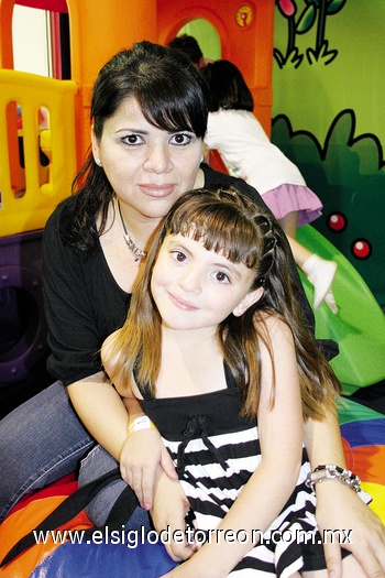 12072009 Danna Rebeca González Orozco junto a su mamá Rebeca Orozco Silva en su fiesta de cumpleaños.
