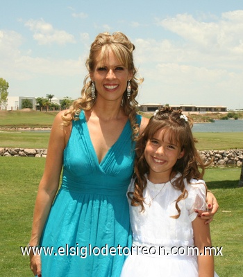 12072009 La festejada en compañía de su mamá, Sra. Anabel Velarde.