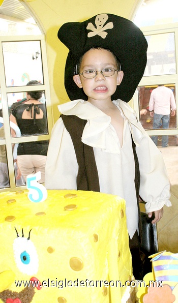 12072009 Miguel Ángel Tovar Aguilar festejó su cumpleaños con una divertida piñata.- Isela Sotomayor Fotografía
