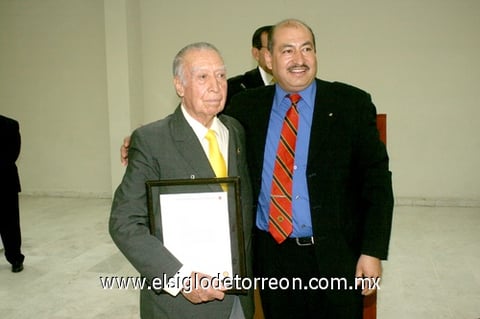 12072009 Por sus 52 años como León, el señor Luis Carlos Silva recibió reconocimiento de parte del presidente saliente, Arturo Aguilera. EL SIGLO DE TORREÓN/JAIME DE LARA