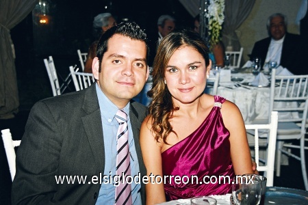 Familiares y amigos. Oscar Casillas y Consuelo Hernández.