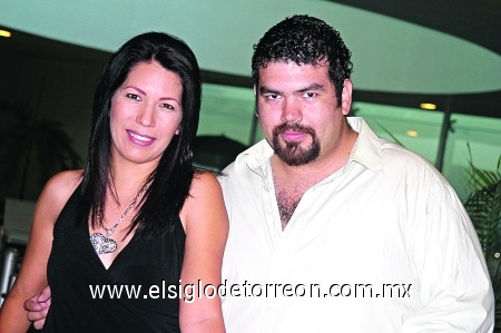 Marcia Chávez y Efraín Meza, deleitaron su paladar con la exquisita muestra de vinos.