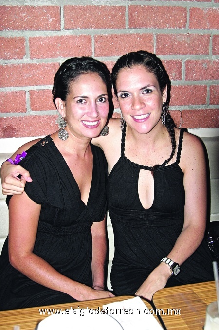 Hermanas. Liliana y Nadia Garza Tijerina, muy contentas en la merienda de su amiga.