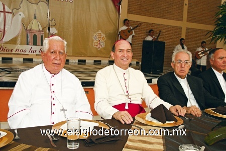 Obispo José Guadalupe Torres Campos y José Guadalupe Galván, en la Catedral de Guadalupe de Gómez Palacio, celebrando 25 años de sacerdocio del Obispo Torres Campos (izq.).