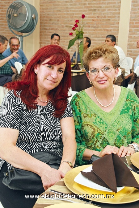 Las hermanas Luz del Carmen y Beatriz Torres Campos, en tan importante acontecimiento.