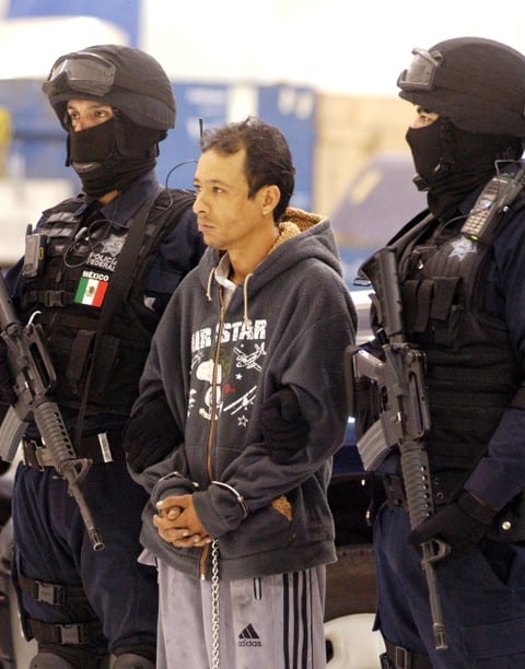 Debido a su alta peligrosidad la Procuraduría General de la República ofrecía 2 millones de pesos a cambio de información que permitiera su detención.