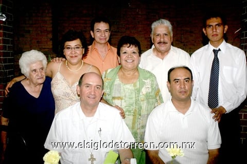 17072009 Carmelita Tostado, Rosa Elvia del Bosque, Julio Carrillo, Sergio González, Manuel, Héctor López  y Tere de Lavín acompañaron al festejado.