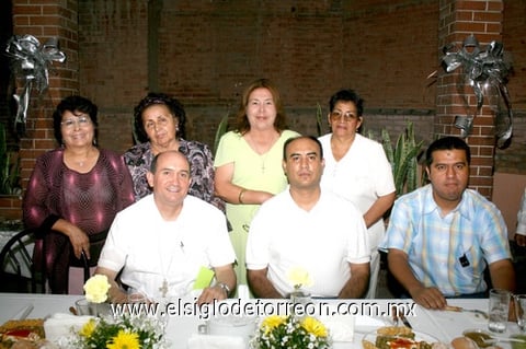 17072009 Excmo. Sr. Obispo J. Guadalupe, acompañado de Rosy Esparza, Tita Alvarado, Mela Morales, Anita Navarrete y los sacerdotes Julio Carrillo y Manuel Martínez.